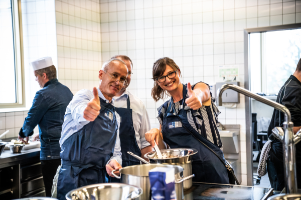 Teilnehmende des Bitkom Management Club bei einem Koch-Workshop