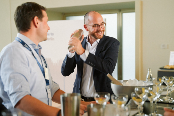 Teilnehmende des Bitkom Management Club bei einem Cocktail-Workshop