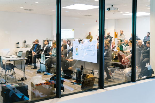 Blick durch Fenster auf Bühne des Bitkom Forum Open Source 2022