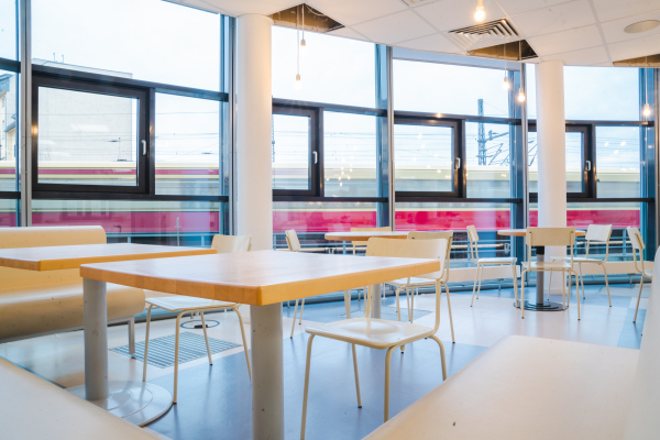 Pausenraum des Bitkom mit Blick auf Gleise