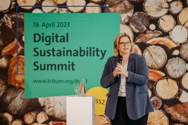 Saarländische Ministerpräsidentin Anke Rehlinger auf der Bühne des Digital Sustainability Summit 2023