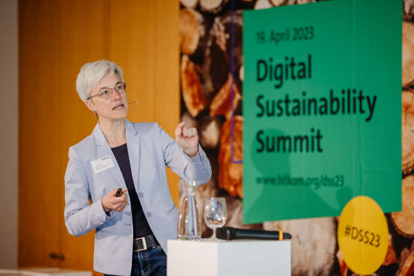 Dr. Brigitte Knopf auf der Bühne des Digital Sustainability Summit 2023