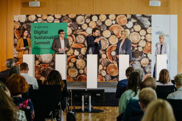 Panel No time to lose auf der Bühne des Digital Sustainability Summit 2023