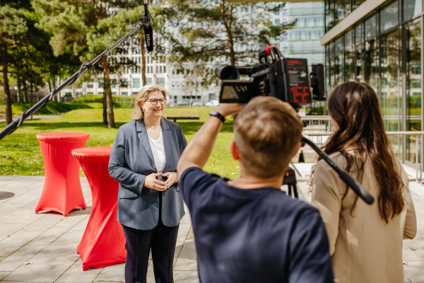 Saarländische Ministerpräsidentin Anke Rehlinger im Interview mit einem Kameratem auf dem Außengelände des Digital Sustainability Summit 2023 