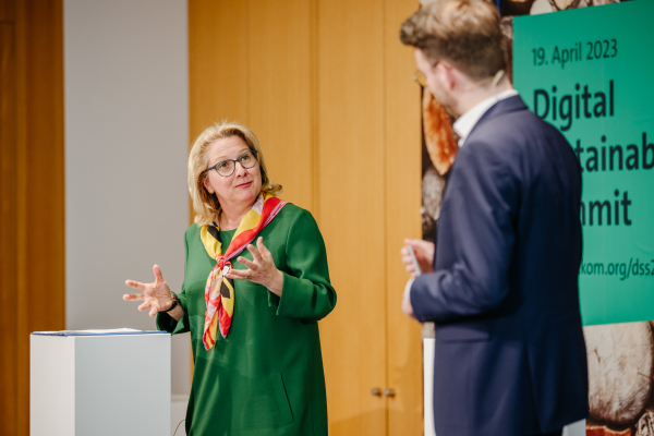 Bundesentwicklungsministerin Svenja Schulze auf der Bühne des Digital Sustainability Summit 2023