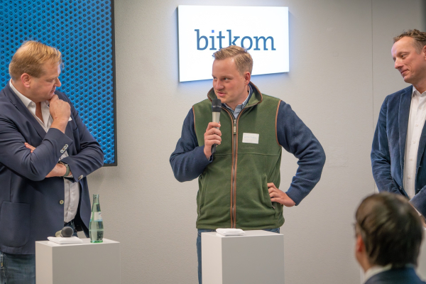 Agrarpolitisches Frühstück - Impressionen: Drei Männer stehen in einem Veranstaltungsraum des Bitkom und diskutieren.