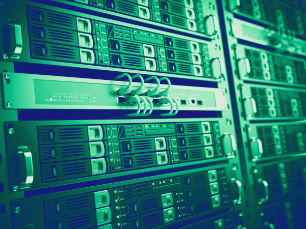 Serverracks mit Netzwerkverkabelung im Rechenzentrum