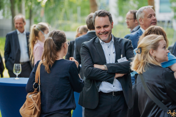 Networking draußen bei schönem Wetter beim Bitkom Forum Recht 2025