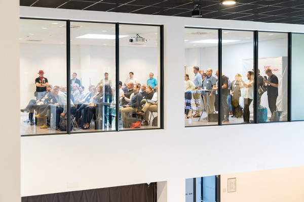Impression vom Ambiente beim BFOSS25, Blick durch Fensterfront auf Publikum