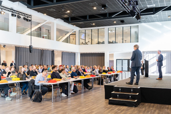 Impression vom Publikum beim BFOSS25, gute gefüllte Sitzreihen vor der großen Bühne