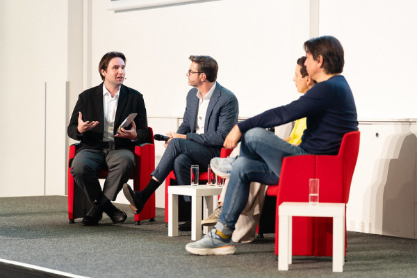 Impression eines Panels auf der großen Bühne beim BFOSS25