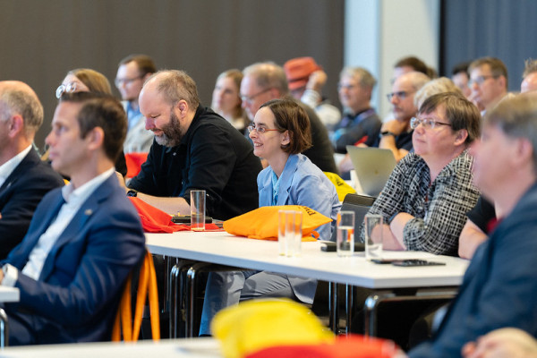 Impression vom Publikum beim BFOSS25 im Close-up, viele interessierte und zuhörende Teilnehmende