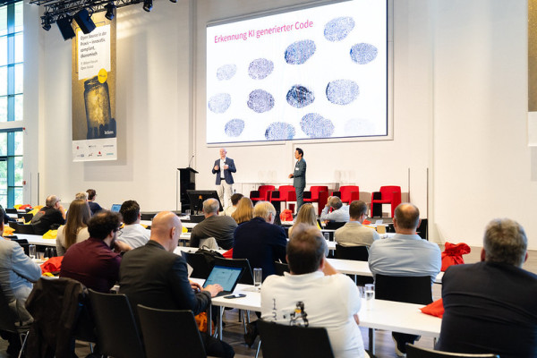 Impression von einem Vortrag auf der großen Bühne beim BFOSS25