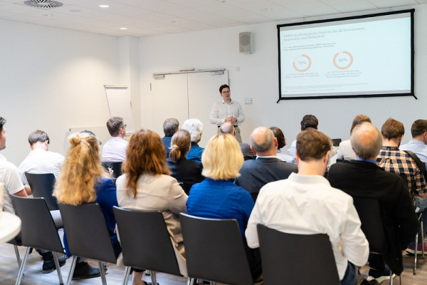 Impression eines Workshops auf der kleineren Bühne beim BFOSS25