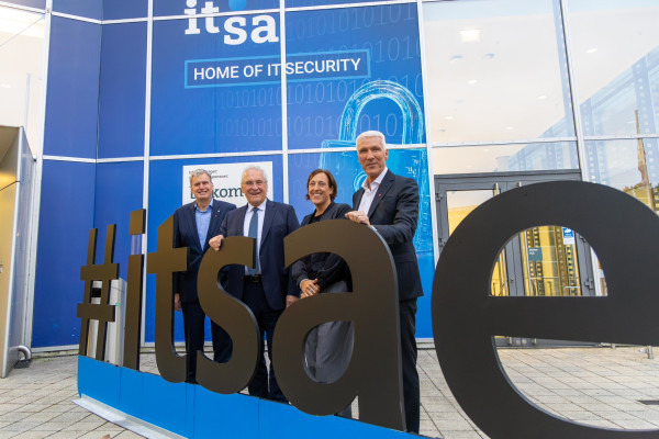 Man sieht Menschen hinter den großen Buchstaben it-sa