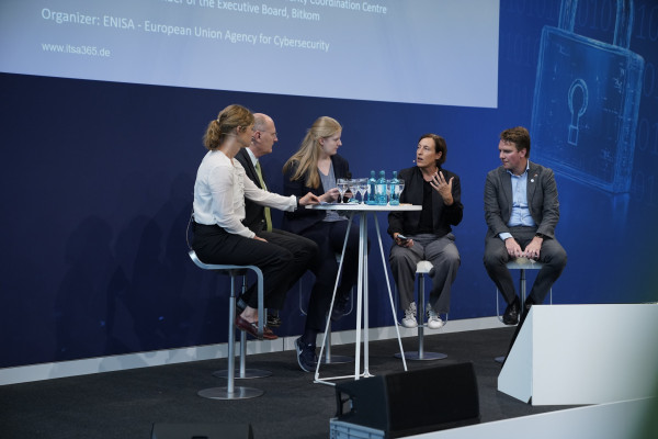 Menschen auf einem Podium