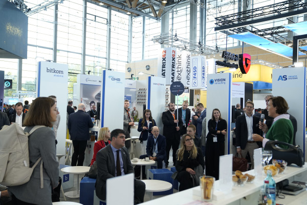 Menschen informieren sich an verschiedenen Ständen