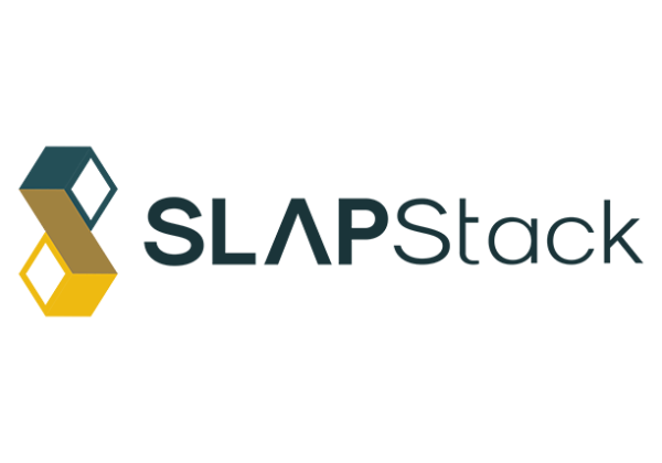 Logo „slapstack“ in Dunkelblau und Gelb, moderne Schriftart, klare geometrische Form.