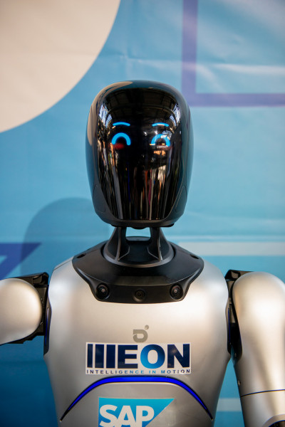 Humanoider Roboter mit schwarzem Kopf, silbernem Körper, blauen Augen und Logos von IIEON und SAP.