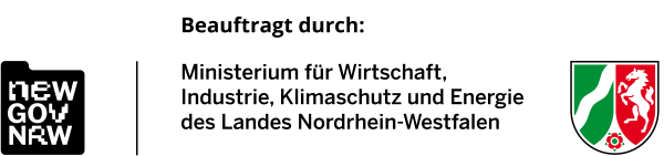 Logo "new GOV NRW" in weiß auf schwarzem Hintergrund, rechts ein Wappen mit Pferd, Linie und Rose.