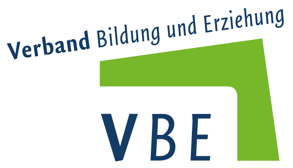 Logo "Verband Bildung und Erziehung" in blauer Schrift auf schwarzem Hintergrund mit grünem, pfeilähnlichem Rechteck.